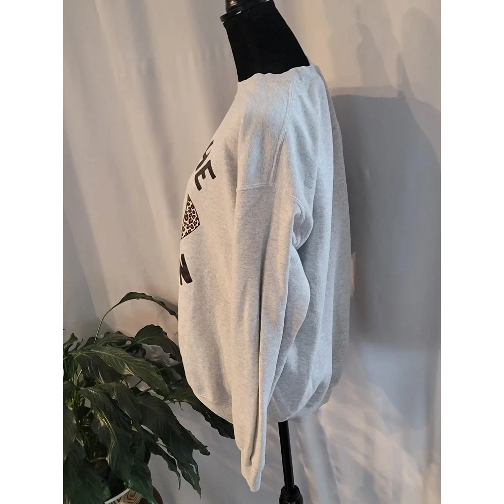 Gildan Heavy Blend Tis The Season Football Leopard Print Sweatshirt Gray Large - Picture 2 of 7